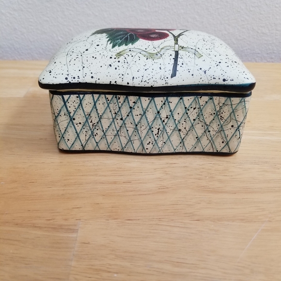 #1134 Preowned Hand-Painted Cherry Ceramic Box - Picture 4 of 12